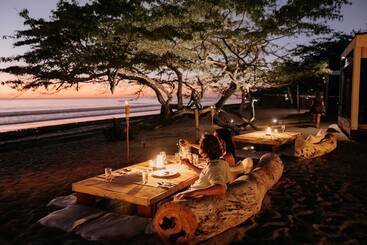 هتل 99 Surf Lodge