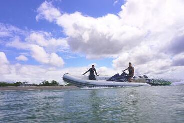 هتل 99 Surf Lodge