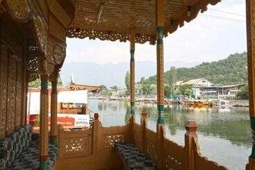 هتل Manila Groups Of Houseboats