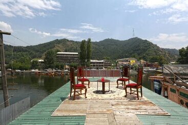 هتل Manila Groups Of Houseboats