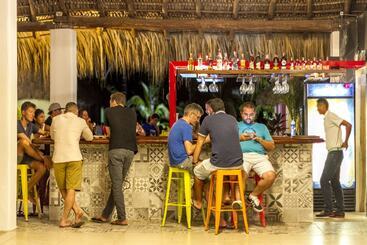هاستل Las Dunas Surf Resort