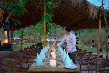هتل Barahi Jungle Lodge