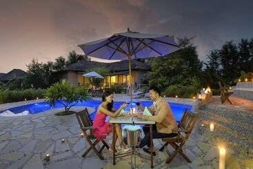 هتل Barahi Jungle Lodge