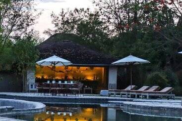 هتل Barahi Jungle Lodge