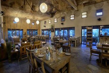 هتل Barahi Jungle Lodge