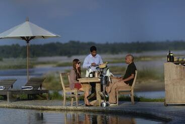 هتل Barahi Jungle Lodge