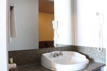 هتل Sunset Inn And Suites