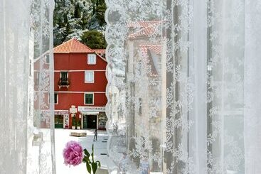 پانسیون Inn By The River