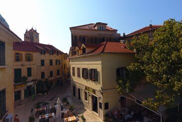 پانسیون Inn By The River