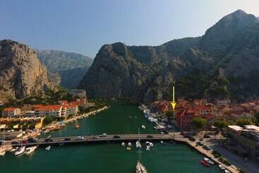 پانسیون Inn By The River