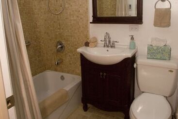 Ray S Bucktown B&b