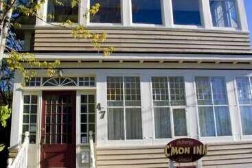C Mon Inn Hostel