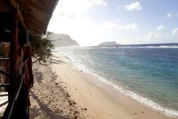 هتل Faofao Beach Fales