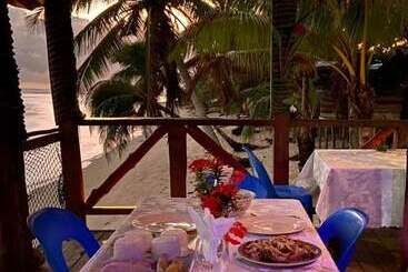 هتل Faofao Beach Fales