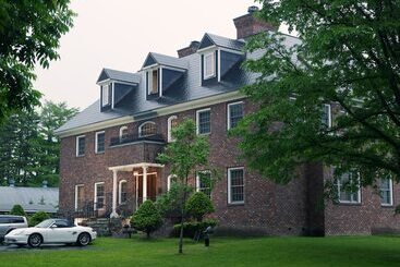 هتل Hazel Grouse Manor