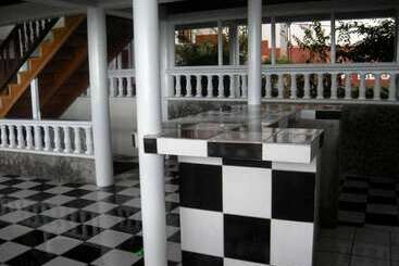 پانسیون Symes Zee Villa