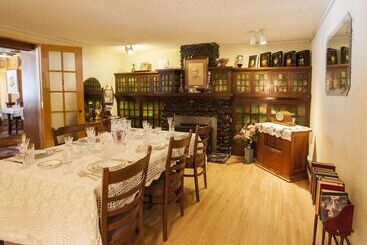 Cobblestone Manor B&b