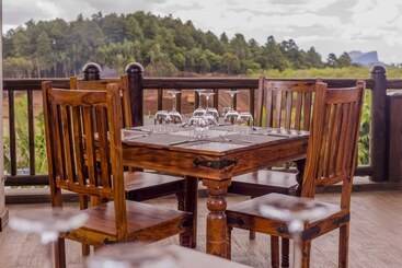 هتل 7 Cascades Restaurant Bar & Lodges