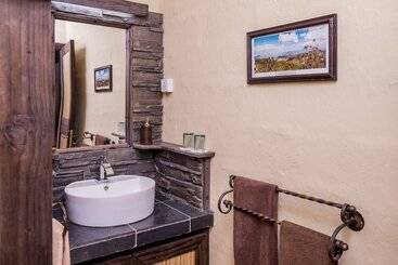 هتل 7 Cascades Restaurant Bar & Lodges