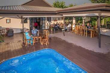 هتل 7 Cascades Restaurant Bar & Lodges