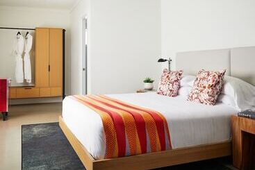 هتل Bluebird Spa City Motor Lodge