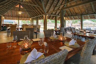 هتل Fathala Wildlife Reserve