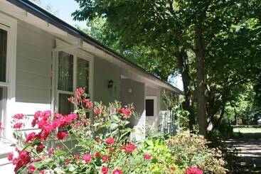 مُتل Elm Lodge Bright