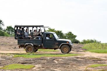 酒店 Athgira River Camping   Udawalawe