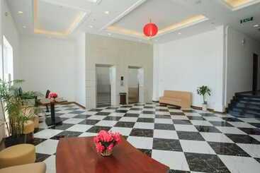 Den Long Do Hotel & Restaurant