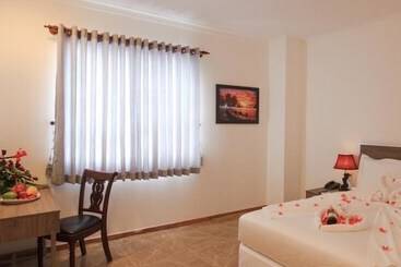 Den Long Do Hotel & Restaurant