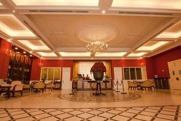Den Long Do Hotel & Restaurant