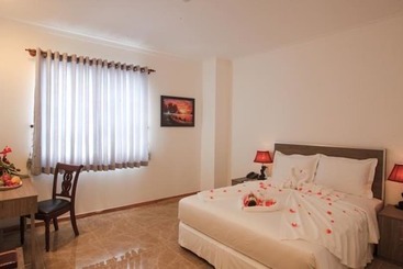 Den Long Do Hotel & Restaurant