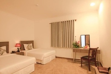 Den Long Do Hotel & Restaurant