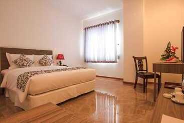 Den Long Do Hotel & Restaurant