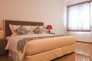 Den Long Do Hotel & Restaurant