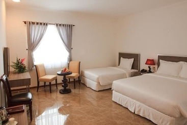Den Long Do Hotel & Restaurant