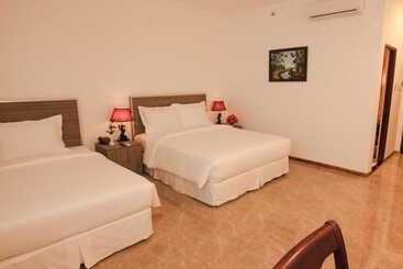 Den Long Do Hotel & Restaurant