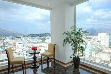 Den Long Do Hotel & Restaurant
