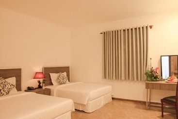 Den Long Do Hotel & Restaurant