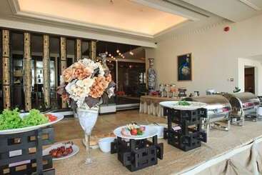 Den Long Do Hotel & Restaurant