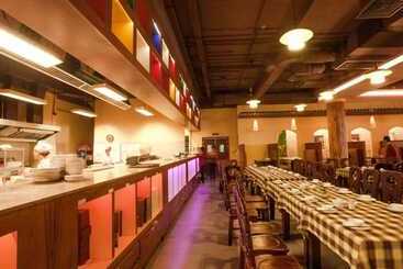 Den Long Do Hotel & Restaurant