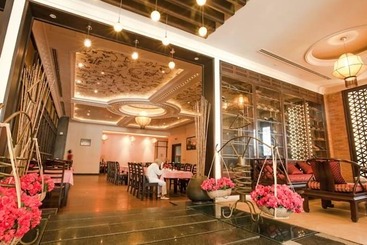 Den Long Do Hotel & Restaurant