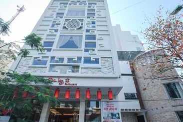Den Long Do Hotel & Restaurant