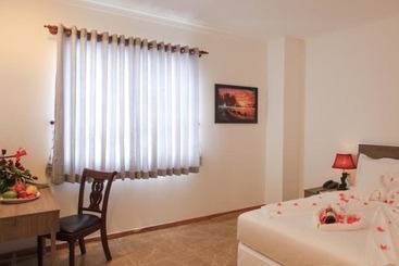 Den Long Do Hotel & Restaurant