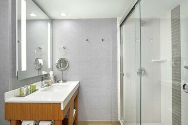 هتل Doubletree By Hilton Edmonton Downtown