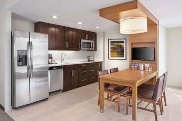 هتل Doubletree By Hilton Edmonton Downtown