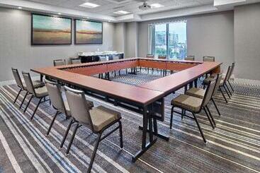 هتل Doubletree By Hilton Edmonton Downtown