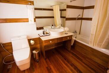 هتل Royal Nadi Resort