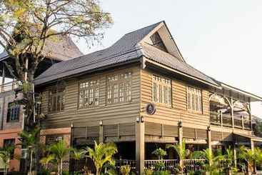 هتل The Manor