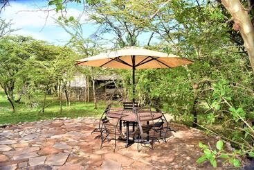 هتل Elangata Olerai Luxury Camp